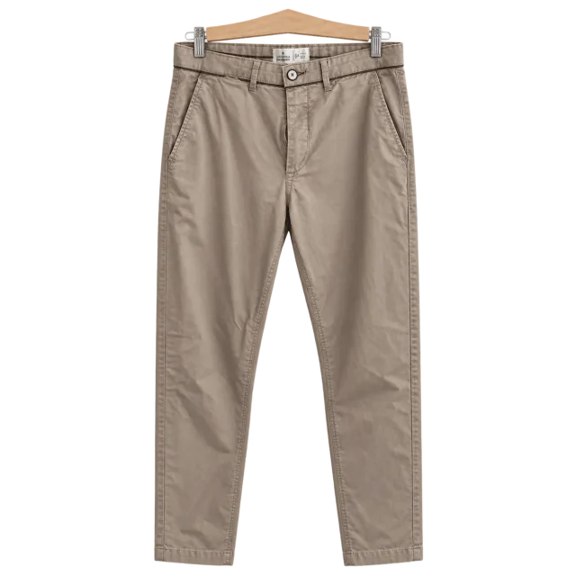 Chino beige en percha