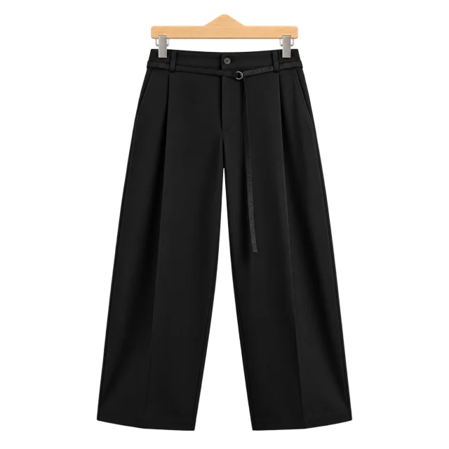 Pantalón negro en percha