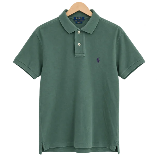 Polo verde en percha